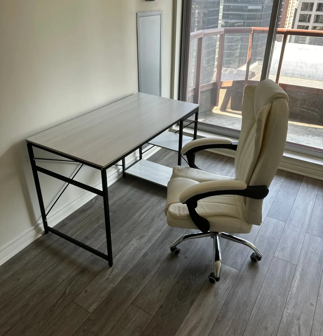 白色办公桌 tables